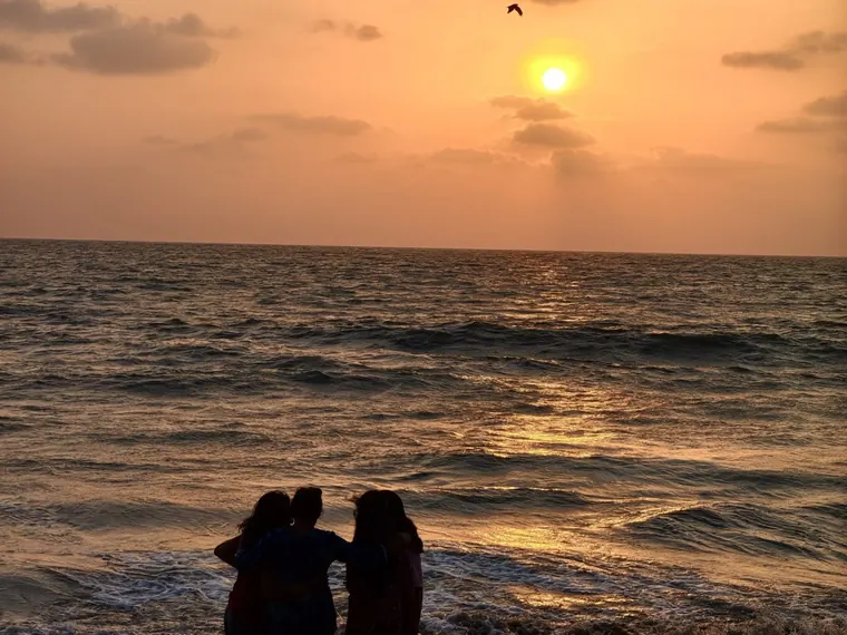 Amigos rindo na praia